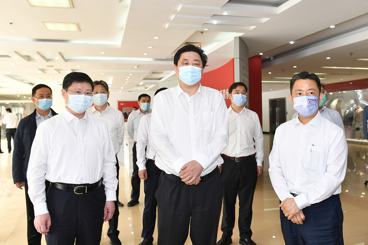 4月12日，無錫市市長趙建軍帶隊深入紅豆集團，專題調研疫情防控和復工復產工作。